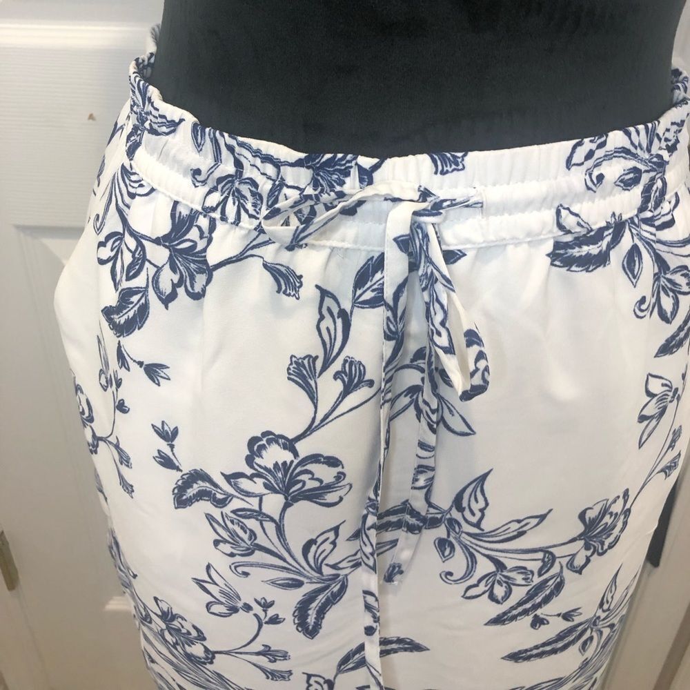 St. Tropez West white and blue floral drawstring waist mini skirt, size small - Picture 3 of 8